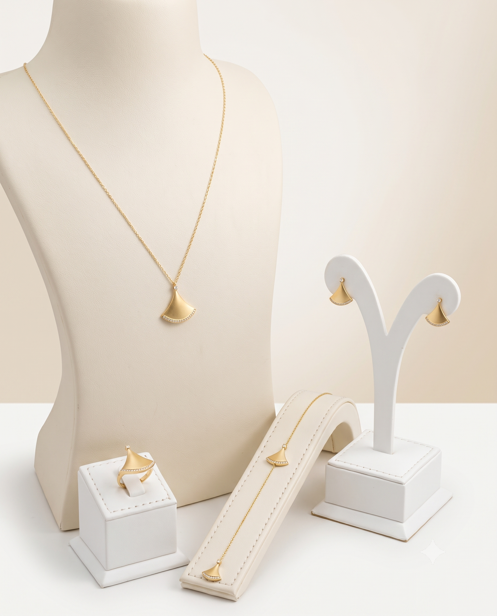 Elegant Fan Pendant Gold Jewellery Set